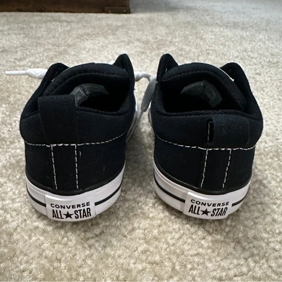 Converse Toddler Size 9 Low-Top Chucks - Picture 3 of 5
